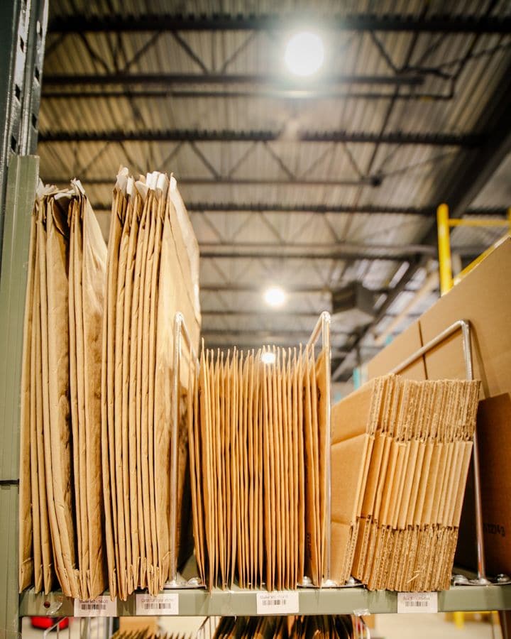 Des enveloppes en papier rangées sur une étagère