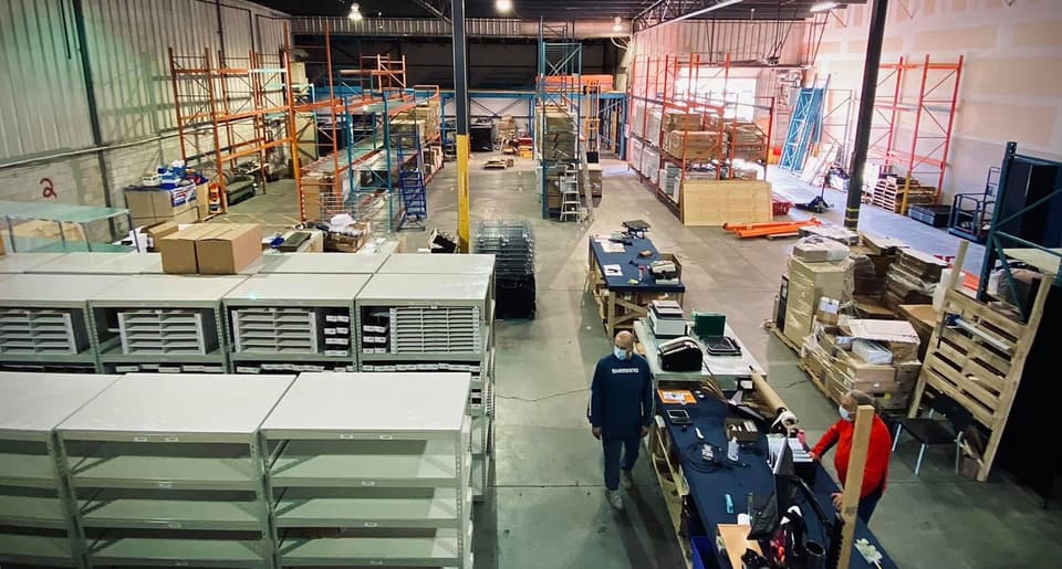 Le déménagement au 347B : nouveaux racks, tablettes et postes d'emballage en place